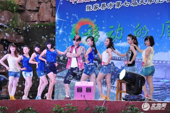 图为礼仪秀，礼仪小姐们用优雅的姿态，轻盈的脚步，诠释着我们中国这个